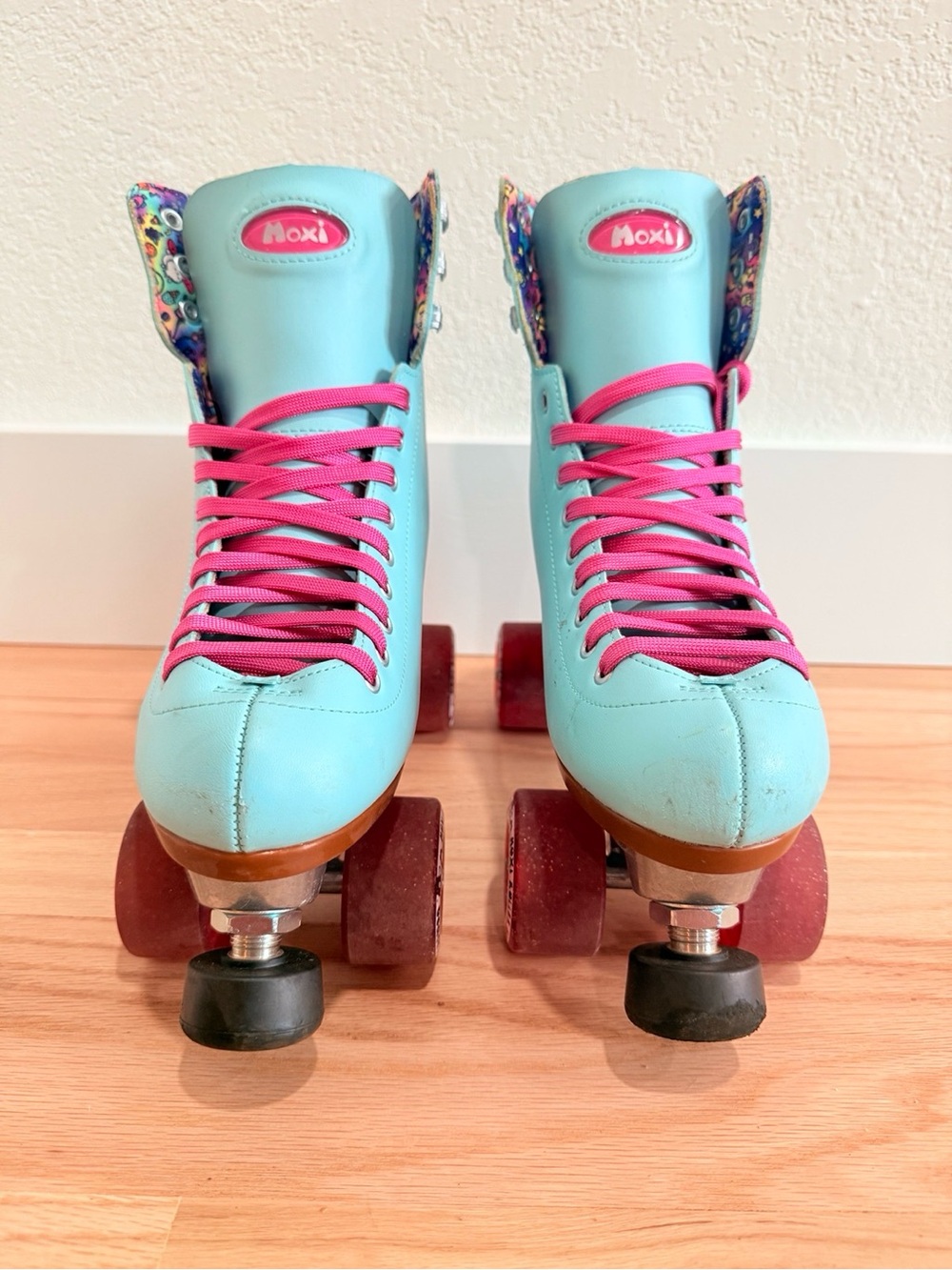 Women’s size 9 Moxi Skates Beach Bunny